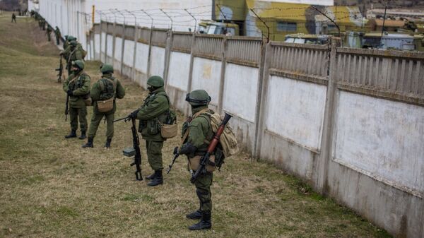 Военнослужащие у военной базы в селе Перевальное недалеко от Симферополя
