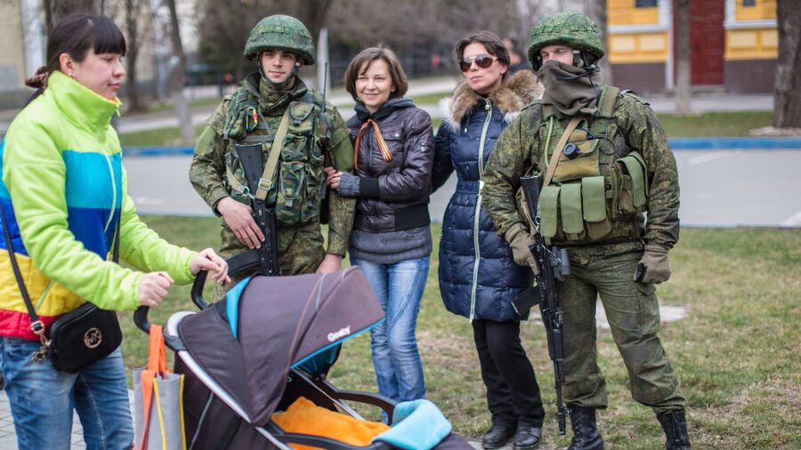 Жительницы Симферополя фотографируются с военными. 1 марта 2014 года