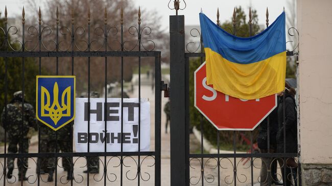 Переговоры украинских военных с представителями самообороны Севастополя на территории аэродрома Бельбек