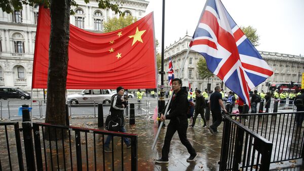 Флаги Великобритании и Китая возле Даунинг-стрит в Лондоне, где прошла встреча президента Китая Си Цзиньпина и премьер-министра Великобритании Дэвида Кэмерона. 21 октября 2015 года