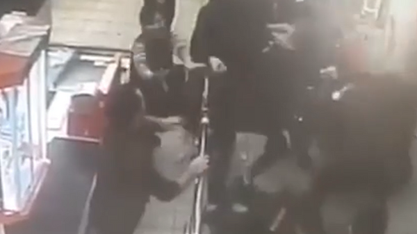 В Сети появилось видео массовой драки в московском супермаркете