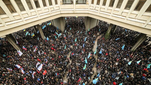 Участники массового митинга  у здания Верховного совета Крыма в Симферополе