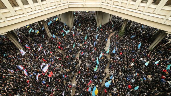 Участники массового митинга  у здания Верховного совета Крыма в Симферополе