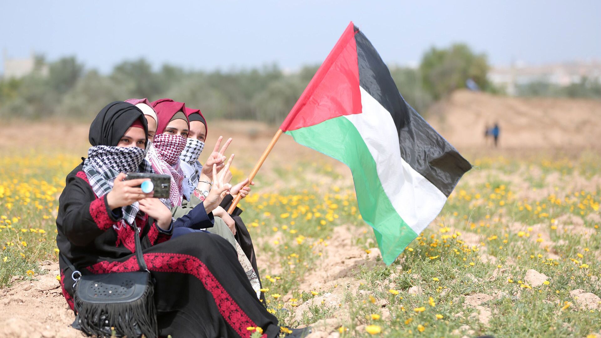 Девушки с флагом Палестины в городе Газа - РИА Новости, 1920, 24.04.2024