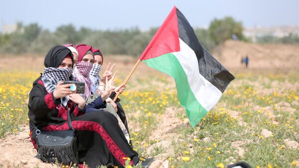 Девушки с флагом Палестины в городе Газа