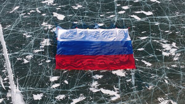Государственный флаг РФ площадью 1423 квадратных развернули на льду самого большого пресноводного водоема мира — озера Байкал