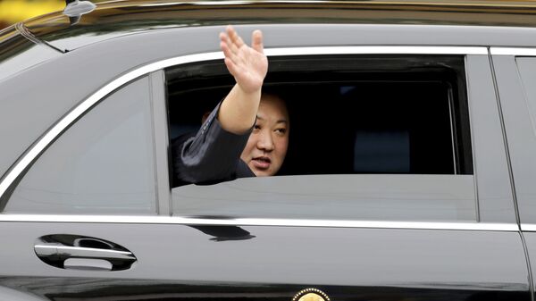 Северокорейский лидер Ким Чен Ын в автомобиле на станции Донг-Данг во Вьетнаме. 26 февраля 2019
