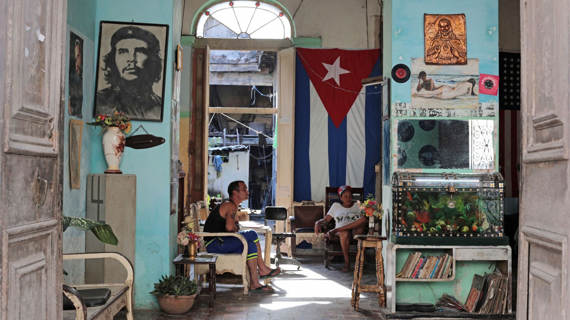 Портрет Эрнесто Че Гевары в интерьере жилого дома в районе Старая Гавана  - РИА Новости, 1920, 20.05.2022