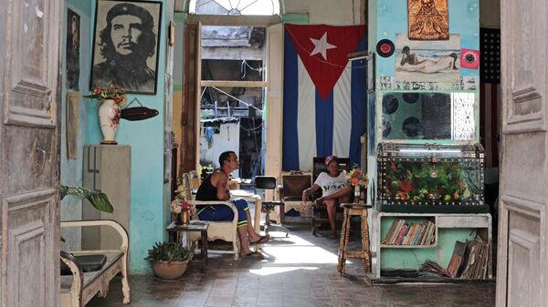 Портрет Эрнесто Че Гевары в интерьере жилого дома в районе Старая Гавана 
