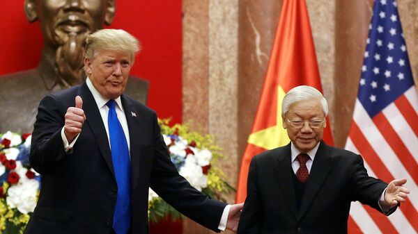 Президент США Дональд Трамп и президент Вьетнама Нгуен Фу Чонг во время встречи в Ханое. 27 февраля 2019