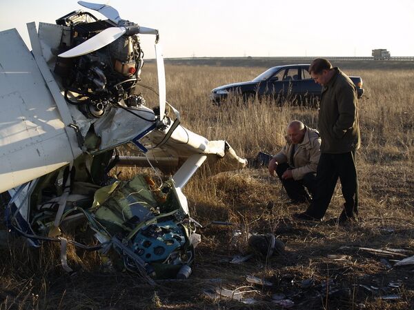 Работа экспертов на месте падения самолета Шмель в Саратовской области