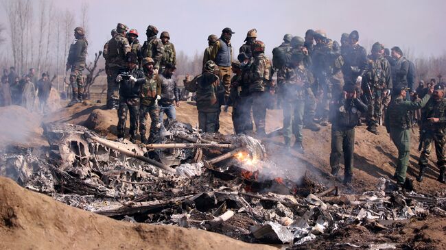 Индийские военные у обломков индийского военного вертолета в Кашмире. 27 февраля 2019