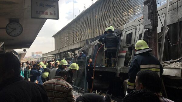Спасатели на месте крушения поезда в Каире, Египет. 27 февраля 2019