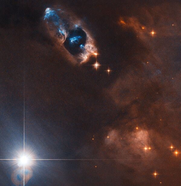 Космический телескоп Хаббл снял доказательства рождения новой звезды — объекты Хербига-Аро, которые получили номера от 7 по 11 (HH 7–11)