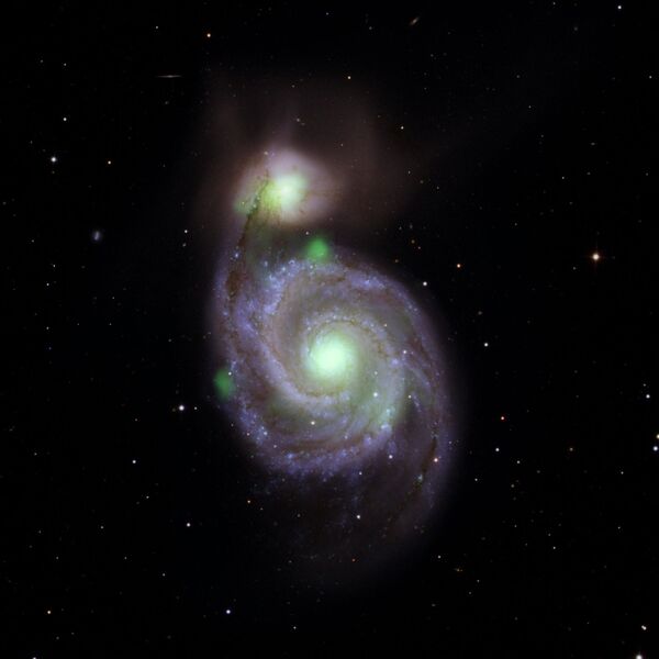 Сталкивающиеся галактики Водоворот (в центре) и M51b