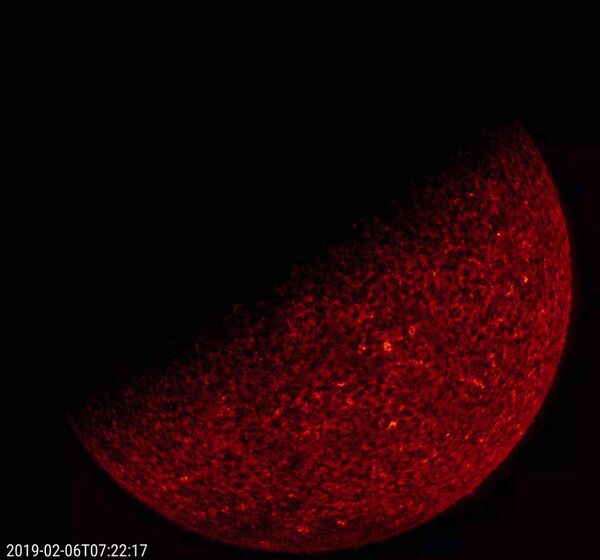 Солнце с тенью от Земли снятое космическим аппаратом SDO. 6 февраля 2019 года
