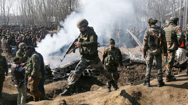Индийские военные на месте крушения воздушного судна в Кашмире. 27 февраля 2019