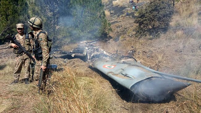 Пакистанские военные на месте крушения индийского истребителя в Кашмире. 27 февраля 2019