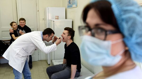 Подготовка к вакцинации против кори во Львове, Украина 