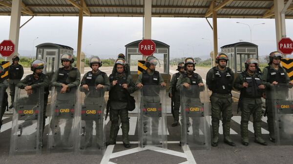 Венесуэльские гвардейцы у международного моста Тиендитас