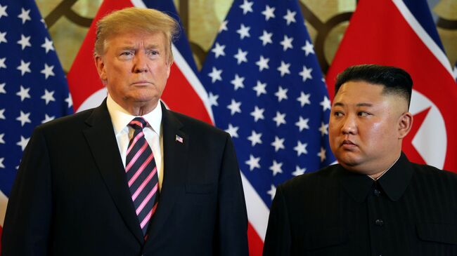 Президент США Дональд Трамп и лидер КНДР Ким Чен Ын во время встречи в Ханое, Вьетнам