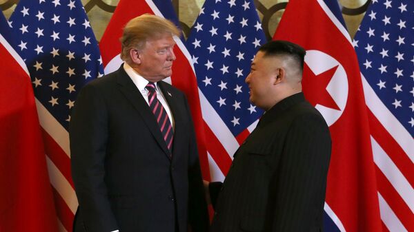 Президент США Дональд Трамп и лидер КНДР Ким Чен Ын Во время встречи в Ханое, Вьетнам