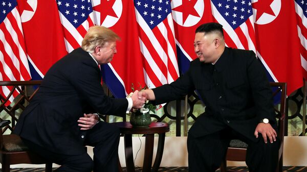 Президент США Дональд Трамп и лидер КНДР Ким Чен Ын Во время встречи в Ханое, Вьетнам