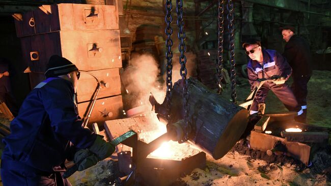 Работники завода