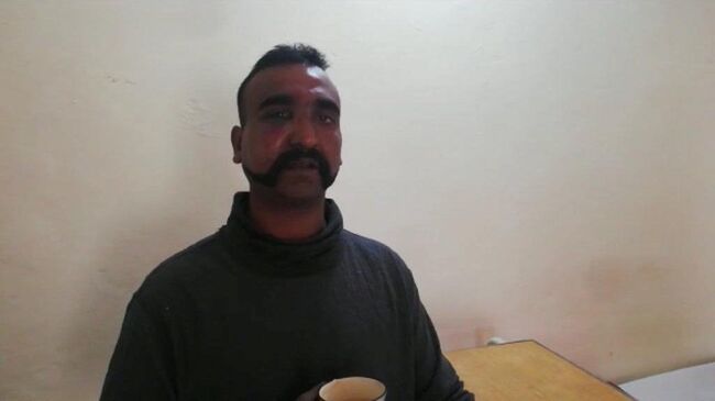 Индийский летчик Абхи Нандан, захваченный Пакистаном