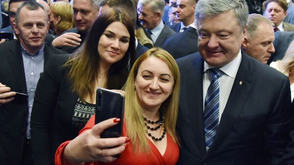 Президент Украины Петр Порошенко фотографируется со своими сторонниками в Совете регионального развития Львовщины 