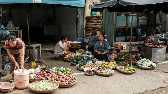 Продавцы овощей и фруктов на одной из улиц Дананга