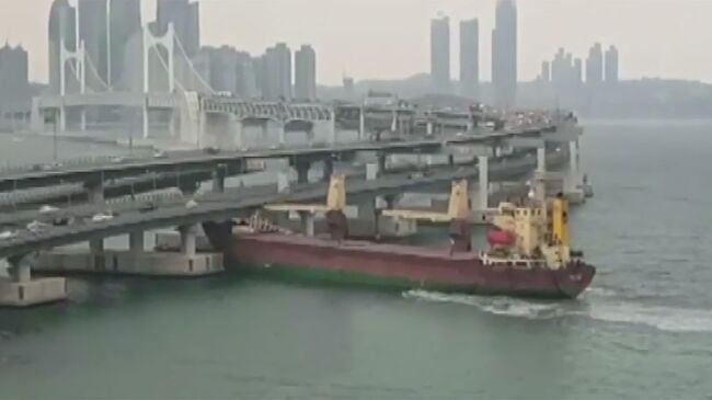 Российское грузовое судно SEAGRAND врезалось в мост в южнокорейском порту Пусан