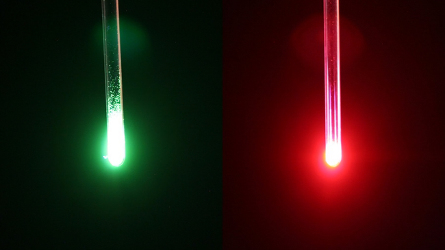Свечение соединений тербия (слева) и европия (справа) под действием ультрафиолетового излучения