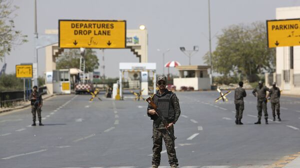 Пакистанские военные на заблокированной дороге, ведущей к международному аэропорту Джинна в Карачи. 28 февраля 2019
