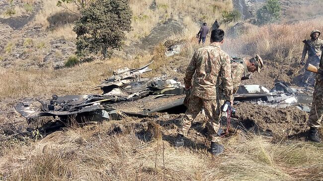 Пакистанские военные на месте крушения индийского истребителя в Кашмире. 27 февраля 2019