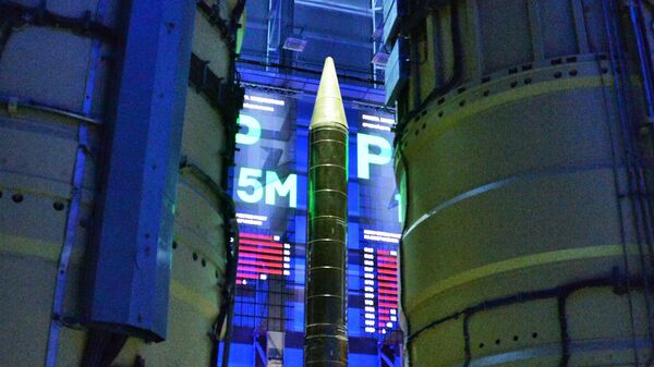 Одноступенчатая баллистическая ракета средней дальности Р-12 наземного базирования в павильоне ракетной техники военной академии Ракетных войск стратегического назначения (РВСН) имени Петра Великого