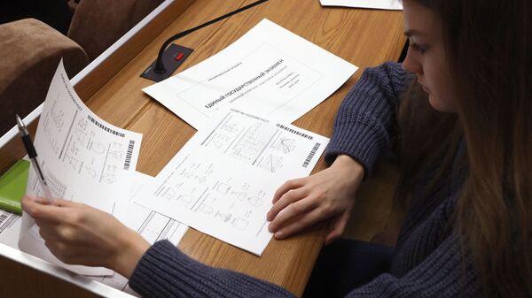 Участница всероссийской акции Единый день сдачи ЕГЭ с родителями во время сдачи экзамена по математике в Москве