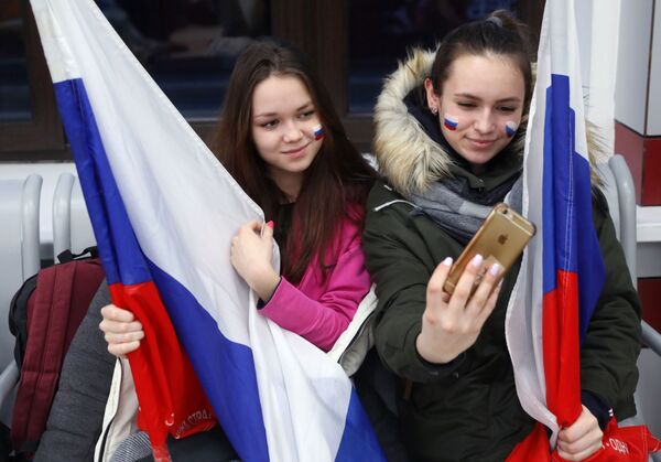 Болельщицы на Белорусском вокзале в Москве перед отправкой студенческой сборной России на зимнюю универсиаду 2019 