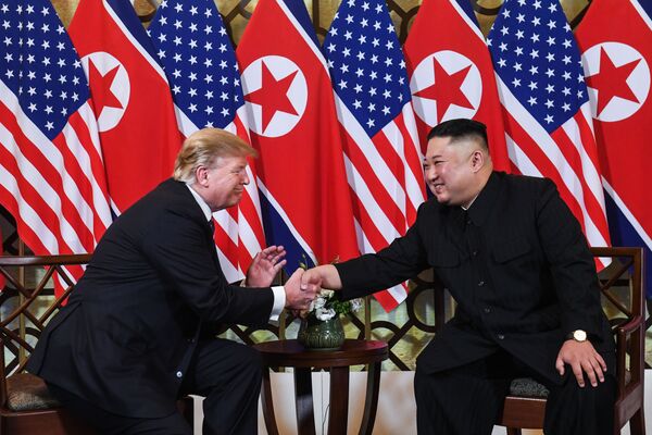 Президент США Дональд Трамп и лидер КНДР Ким Чен Ын Во время встречи в Ханое, Вьетнам. 28 февраля 2019 