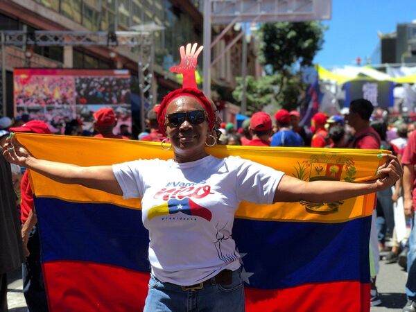 Участница акции в поддержку президента Венесуэлы Николаса Мадуро в Каракасе