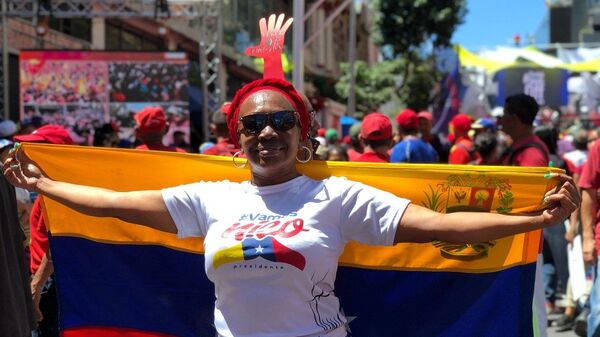 Участница акции в поддержку президента Венесуэлы Николаса Мадуро в Каракасе