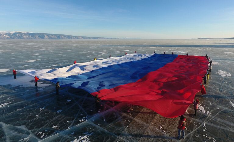 Самый большой флаг России развернули на льду Байкала