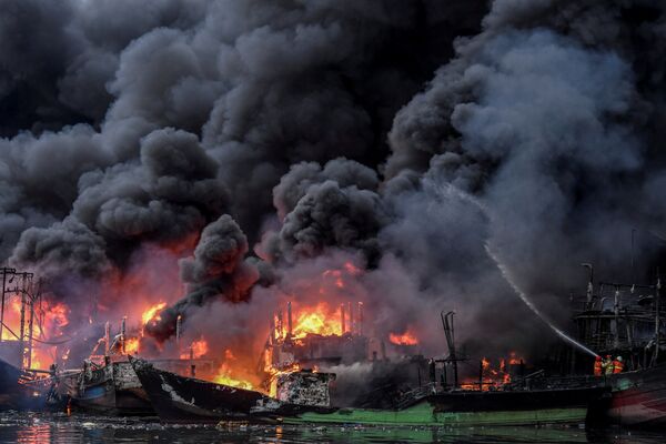 Пожар в индонезийском порту Муара Бару