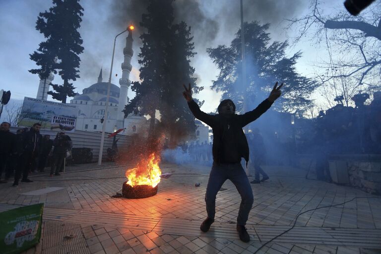 Участник антиправительственного митинга в Тиране, Албания 