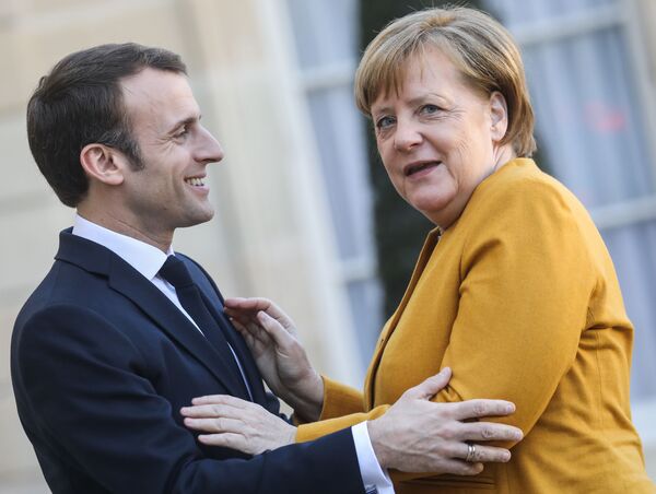 Президент Франции Эммануэль Макрон встречает канцлера Германии Ангелу Меркель в Елисейском дворце в Париже