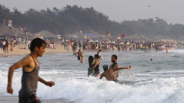 Туристы на пляже Бага в Гоа, Индия