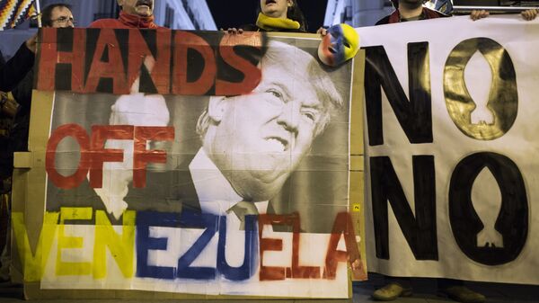 Участники акции в поддержку легитимного президента Венесуэлы Николаса Мадуро в Мадриде. 1 марта 2019