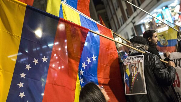 Участники акции в поддержку легитимного президента Венесуэлы Николаса Мадуро