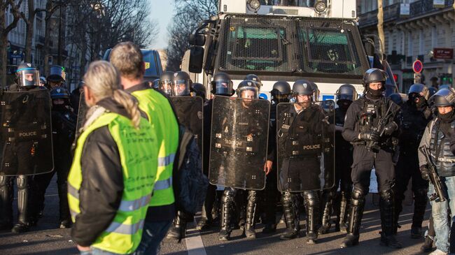 Акция протеста желтых жилетов в Париже