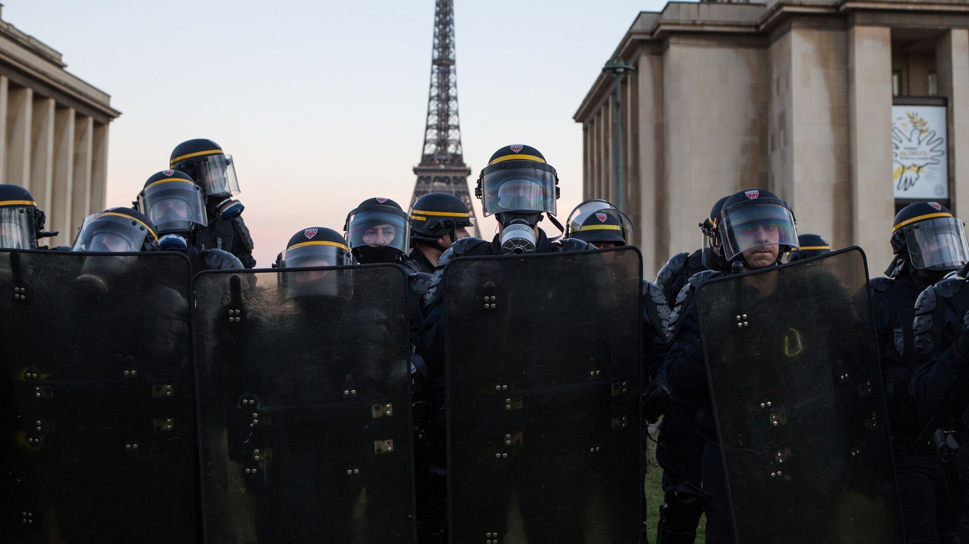Сотрудники полиции во время акции протеста в Париже - РИА Новости, 1920, 03.04.2021